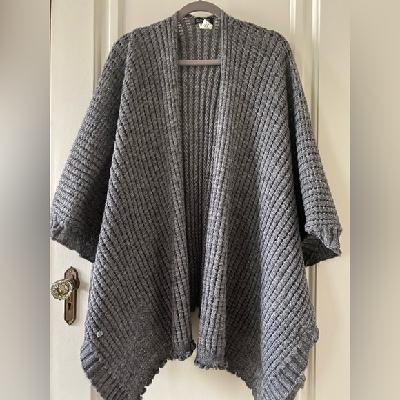 Italian Wool Cardigan Shawl - Picture 1 of 4